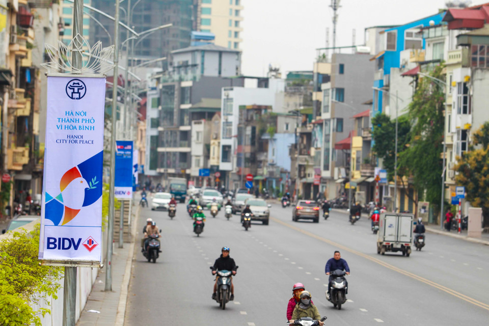 Tại các tuyến đường đoàn đại biểu Mỹ-Triều dự kiến đi qua, Hà Nội đã treo 4.000 băng rôn tuyên truyền, quảng bá hình ảnh đất nước và Thủ đô. (Ảnh: Minh Sơn/Vietnam+)