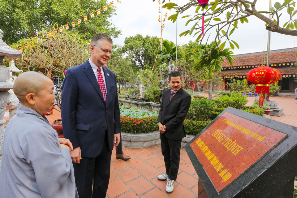 Lần trước Đại sứ Daniel đã đến chùa vào dịp Rằm tháng Bảy, lần này Đại sứ Hoa Kỳ tại Việt Nam đến chùa để thả cá phóng sinh. (Ảnh: Minh Sơn/Vietnam+)