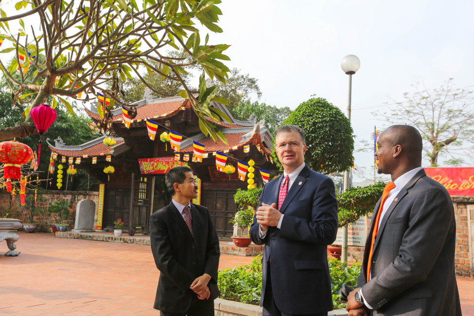 Sáng 16/1, Đại sứ Hoa Kỳ tại Việt Nam Daniel J. Kritenbrink đã đến chùa Kim Liên (Hà Nội) để thực hiện nghi lễ thả cá chép tiễn ông Công ông Táo về trời. (Ảnh: Minh Sơn/Vietnam+)