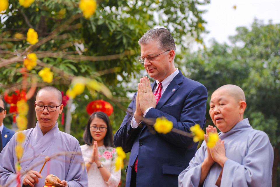 Dù đã hai lần ăn Tết ở Việt Nam, hôm nay Đại sứ mới lần đầu tiên thả cá chép nhân ngày ông Công ông Táo (23 tháng Chạp). (Ảnh: Minh Sơn/Vietnam+)