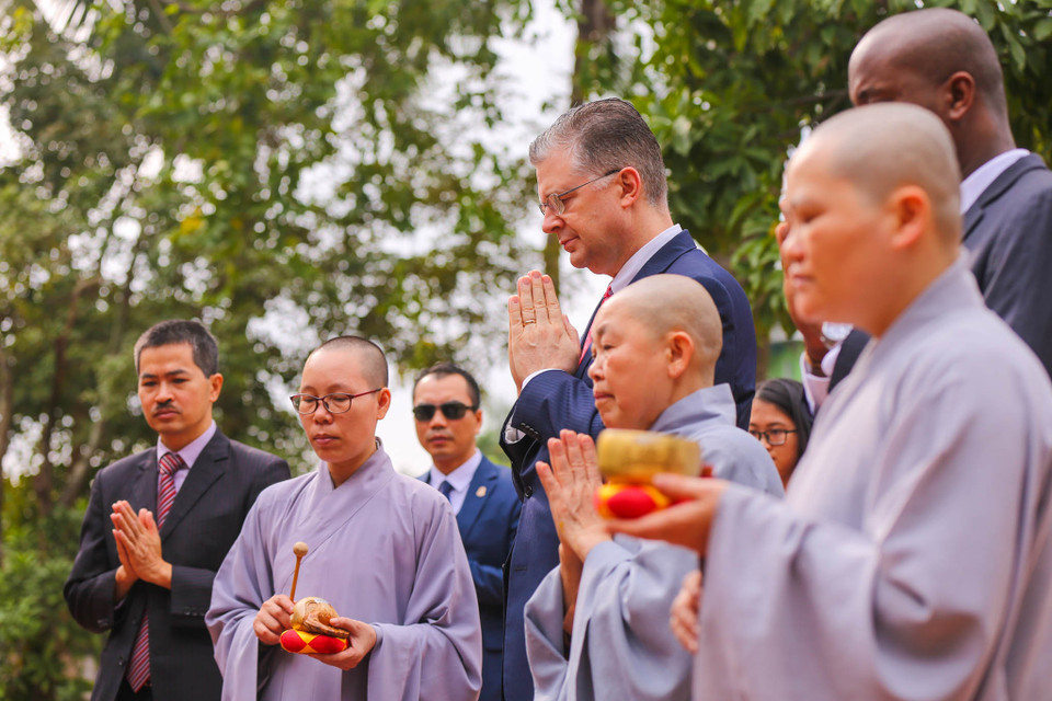 Đại sứ chia sẻ: 'Đây là cái Tết thứ ba của tôi tại Việt Nam. Năm đầu tiên tôi đã được học làm bánh chưng, năm ngoái tôi đã đến một vườn đào và tôi đã được học cách chăm sóc cây đào cũng như ý nghĩa của hoa đào trong dịp Tết. Hôm nay chúng tôi đã đến chùa Kim Liên và đã thực hiện những nghi lễ cúng tiễn Táo quân.' (Ảnh: Minh Sơn/Vietnam+)