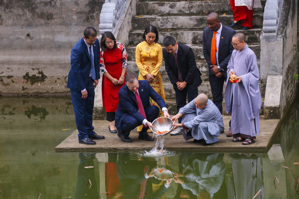 Đại sứ cũng cho biết: 'Khi chúng ta tiễn đưa cá thì tôi hy vọng những chú cá này thì có thể đưa Táo quân của về trời và họ sẽ báo cáo những điều tốt đẹp mà đã diễn ra ở gia đình tôi cũng như trong gia đình các bạn, tất cả những điều tốt mà chúng ta đã làm trong năm qua. Điều quan trọng nhất là chúng tôi muốn thể hiện rằng chúng tôi rất tôn trọng truyền thống tốt đẹp của văn hóa Việt Nam.'(Ảnh: Minh Sơn/Vietnam+)