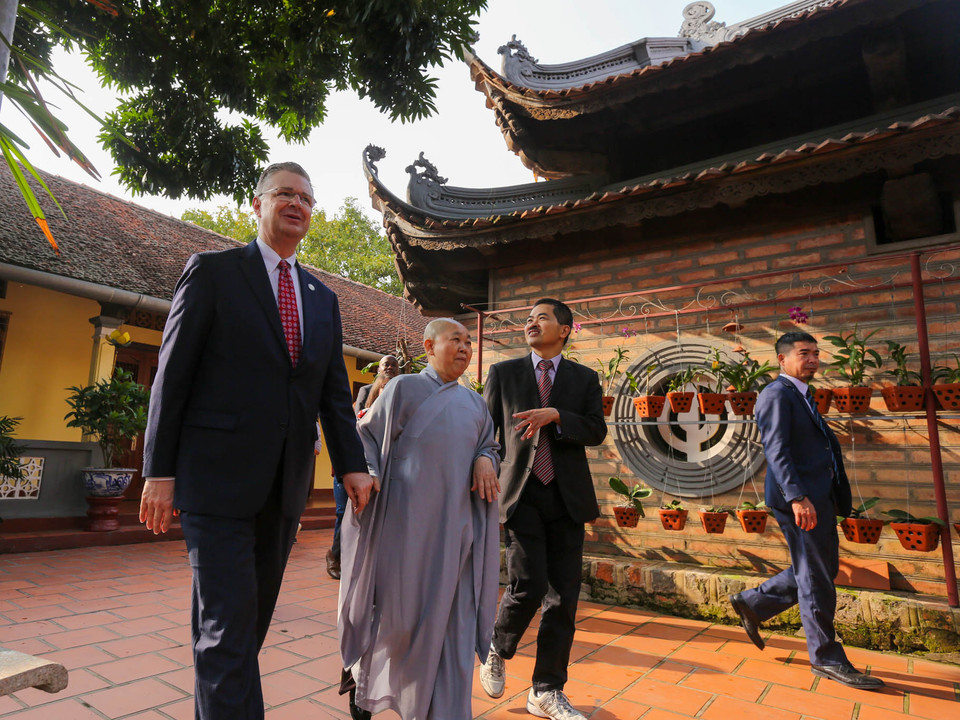 Ni sư Thích Đàm Thành cho biết, đây là lần thứ hai Đại sứ đến chùa Kim Liên. (Ảnh: Minh Sơn/Vietnam+)