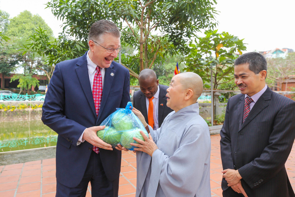 Đại sứ Daniel J. Kritenbrink tỏ ra thích thú khi được Ni sư Thích Đàm Thành tặng cho những cây rau bắp cải trồng ngay trong nhà chùa. (Ảnh: Minh Sơn/Vietnam+)