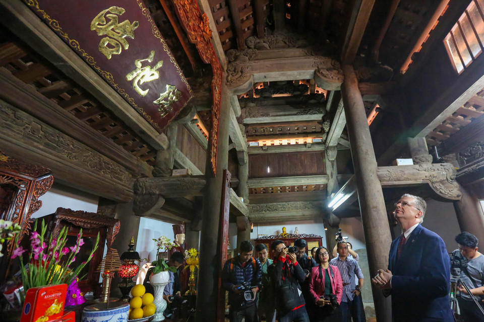 Đại sứ tỏ ra đầy hào hứng khi tham quan gian thờ của Từ Hoa Công chúa. (Ảnh: Minh Sơn/Vietnam+)