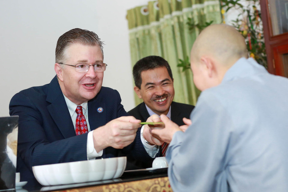 Thay mặt Đại sứ quán Hoa Kỳ tại Việt Nam, Ngài Daniel J. Kritenbrink đã 'lì xì' mừng năm mới cho ni sư Thích Đàm Thành. (Ảnh: Minh Sơn/Vietnam+)