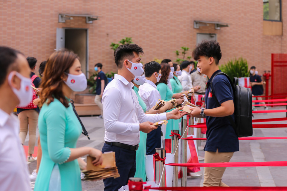 Cùng với đó, nhà trường đã tặng món quà nhỏ nhằm chào mừng các học sinh trở lại trường. (Ảnh: Minh Sơn/Vietnam+)