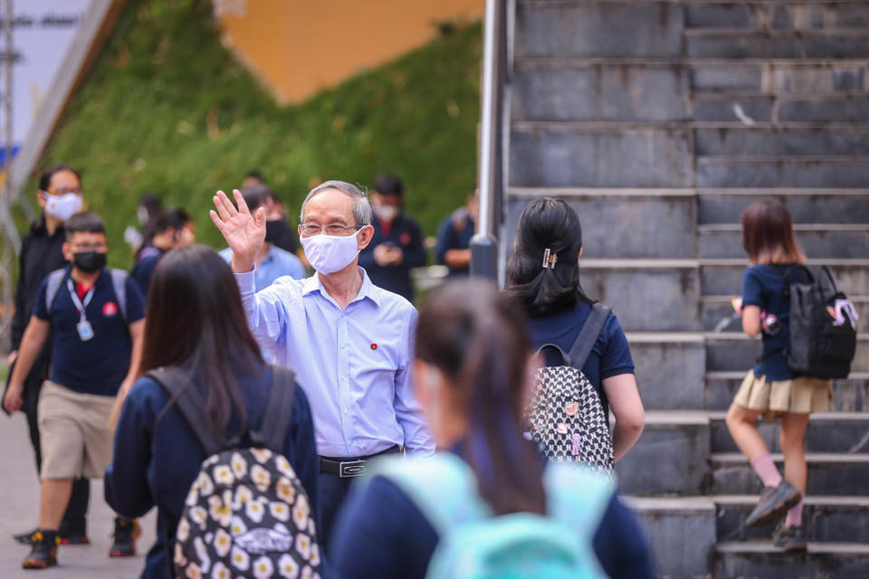 Thầy Nguyễn Xuân Khang, Hiệu trưởng nhà trường cho biết đêm qua thầy đã không ngủ được để chờ đợi phút giây được gặp lại các học sinh. (Ảnh: Minh Sơn/Vietnam+)