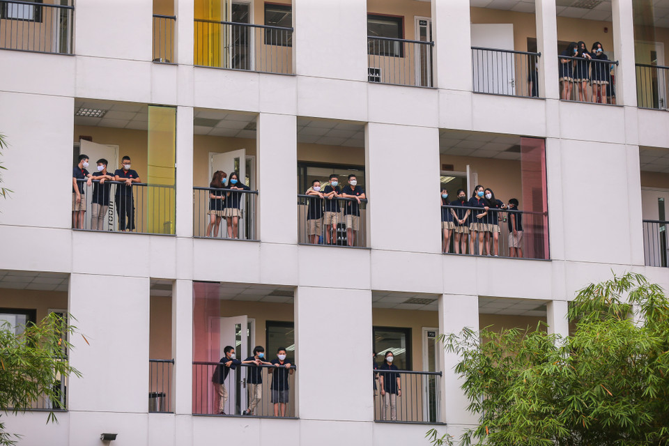 Trong 3 tháng được nghỉ dịch, về cơ bản nhà trường đã dạy gần hết chương trình học kỳ II. Việc tập trung đi học trở lại, nhà trường sẽ củng cố lại kiến thức, ôn tập cho các học sinh. (Ảnh: Minh Sơn/Vietnam+)