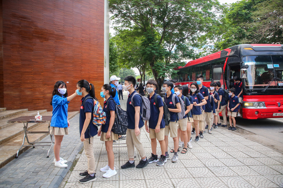 Tại điểm Trường liên cấp Marie Curie (Nam Từ Liêm, Hà Nội), nhà trường đã tiến hành việc đón học sinh sau kỳ nghỉ dài một cách bài bản. (Ảnh: Minh Sơn/Vietnam+)