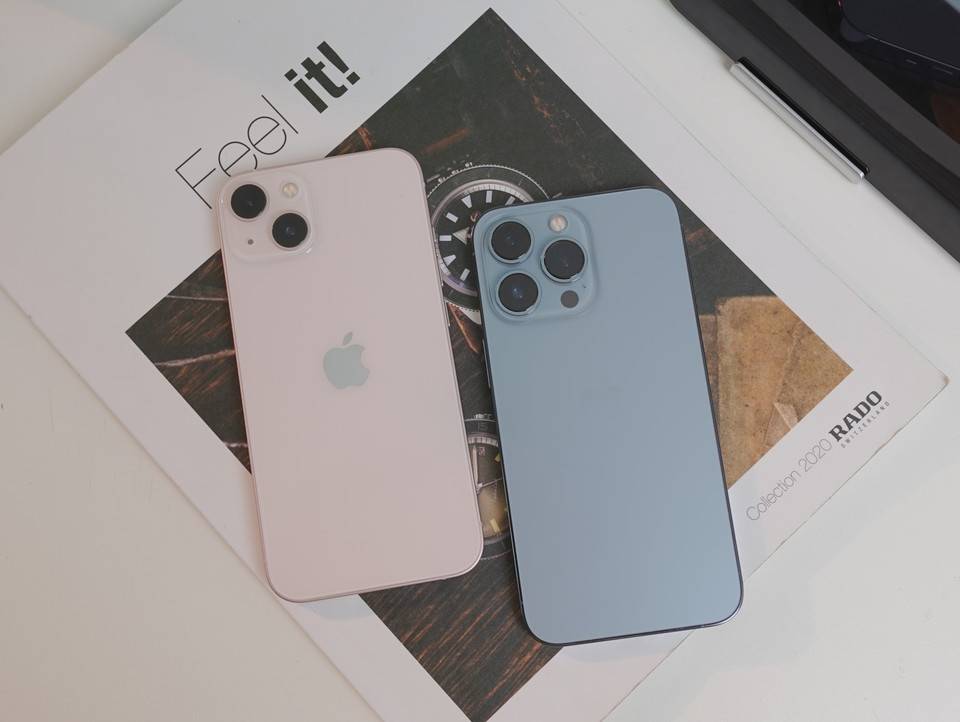 Khác biệt chính tới từ cụm camera của máy khi ở thế hệ năm nay, cụm camera này được thiết kế to hơn và lồi hơn so với phiên bản năm ngoái. (Ảnh: PV/Vietnam+)