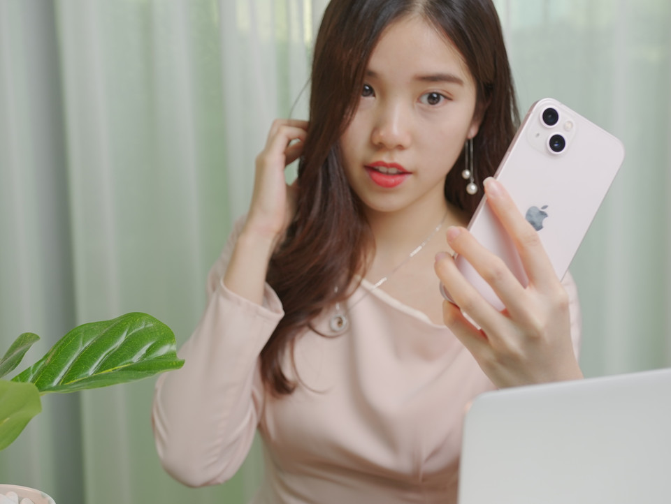 Theo đại diện hệ thống bán lẻ CellphoneS, những mẫu iPhone 13 chính hãng sẽ được bán tại thị trường Việt Nam vào khoảng cuối tháng 10 tới, mức giá dự kiến cho bản iPhone 13 là từ 23,49 triệu đồng; bản iPhone 13 Pro từ 29,49 triệu đồng và bản iPhone 13 Pro Max từ 32,49 triệu đồng. (Ảnh: PV/Vietnam+)