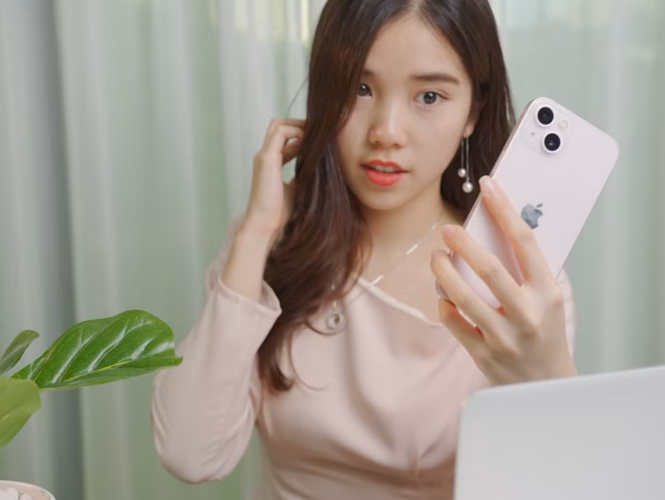 Theo đại diện hệ thống bán lẻ CellphoneS, những mẫu iPhone 13 chính hãng sẽ được bán tại thị trường Việt Nam vào khoảng cuối tháng 10 tới, mức giá dự kiến cho bản iPhone 13 là từ 23,49 triệu đồng; bản iPhone 13 Pro từ 29,49 triệu đồng và bản iPhone 13 Pro Max từ 32,49 triệu đồng. (Ảnh: PV/Vietnam+)