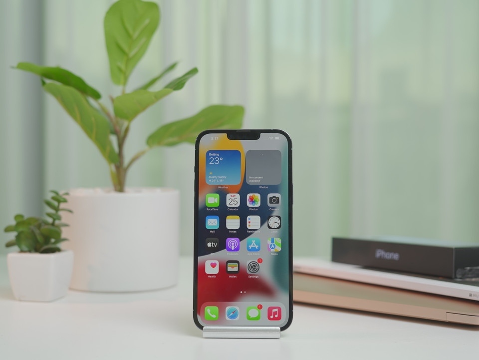 iPhone 13 series vẫn giữ thiết kế giống iPhone 12 series với cạnh viền vuông, cụm camera lồi 3 mắt nhưng có thiết kế lớn và dày hơn. (Ảnh: PV/Vietnam+)