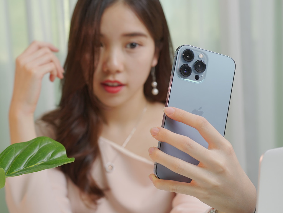 Tại CellphoneS khi mua iPhone 13 series chính hãng, khách hàng sẽ nhận được gói ưu đãi như giảm thẳng lên đến 3 triệu và được ưu tiên nhận hàng sớm khi đăng ký mua sớm. (Ảnh: PV/Vietnam+)