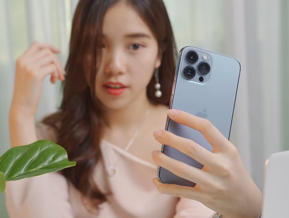 Tại CellphoneS khi mua iPhone 13 series chính hãng, khách hàng sẽ nhận được gói ưu đãi như giảm thẳng lên đến 3 triệu và được ưu tiên nhận hàng sớm khi đăng ký mua sớm. (Ảnh: PV/Vietnam+)