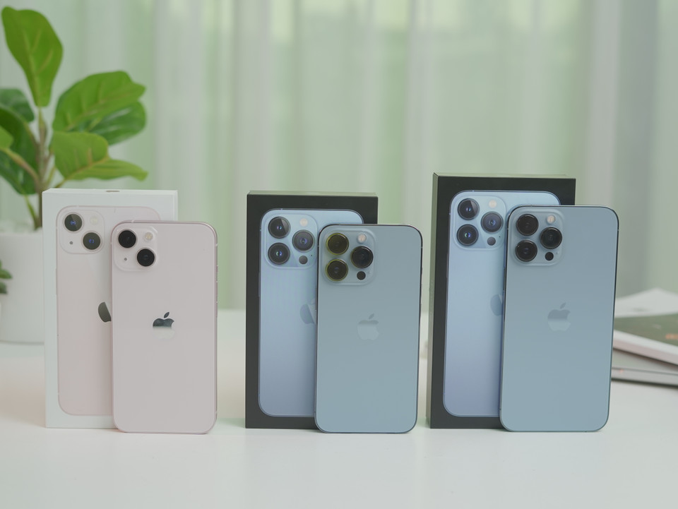 Chỉ gần 1 ngày sau khi những mẫu iPhone 13 bắt đầu được bán ở một số thị trường, các phiên bản này cũng đã có mặt tại Việt Nam theo dạng xách tay. (Ảnh: PV/Vietnam+)