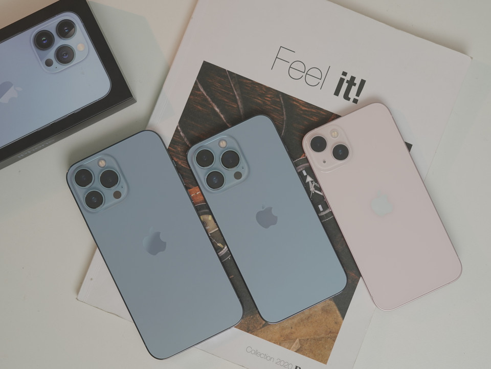 Theo một cửa hàng, những phiên bản iPhone 13 đầu tiên về Việt Nam có giá bán khá cao gần 50 triệu đồng nhưng số lượng rất ít vì chi phí tăng và phải nhập máy về sớm. (Ảnh: PV/Vietnam+)
