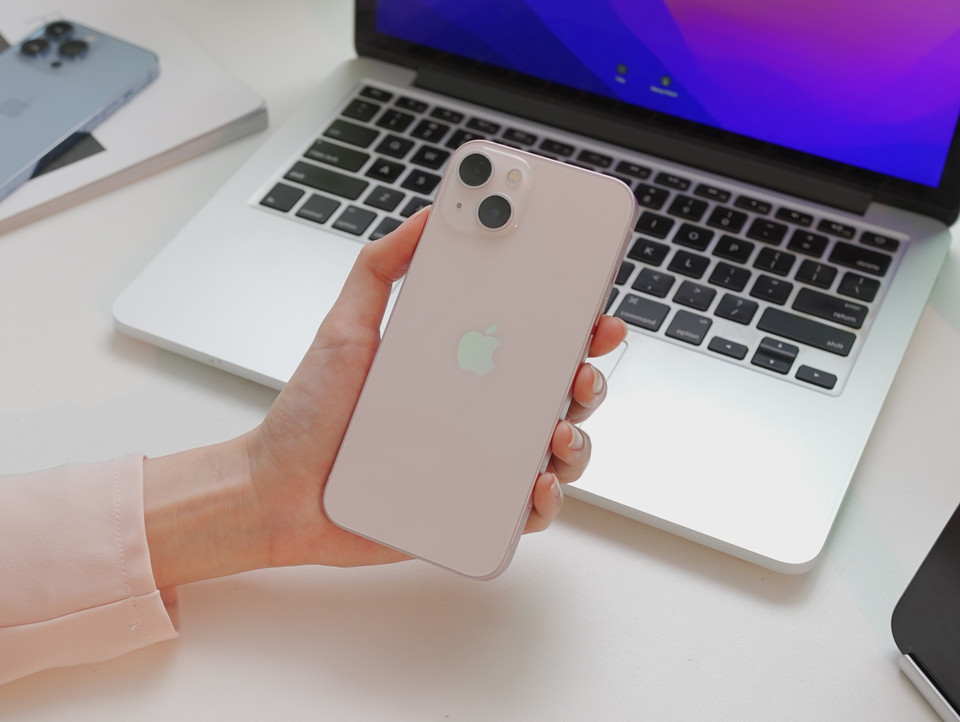 Mẫu iPhone 13 phiên bản hồng cũng là một trong những màu hứa hẹn thu hút người dùng nhất là giới nữ. (Ảnh: PV/Vietnam+)