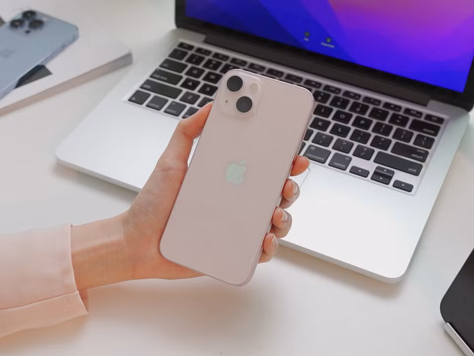 Mẫu iPhone 13 phiên bản hồng cũng là một trong những màu hứa hẹn thu hút người dùng nhất là giới nữ. (Ảnh: PV/Vietnam+)
