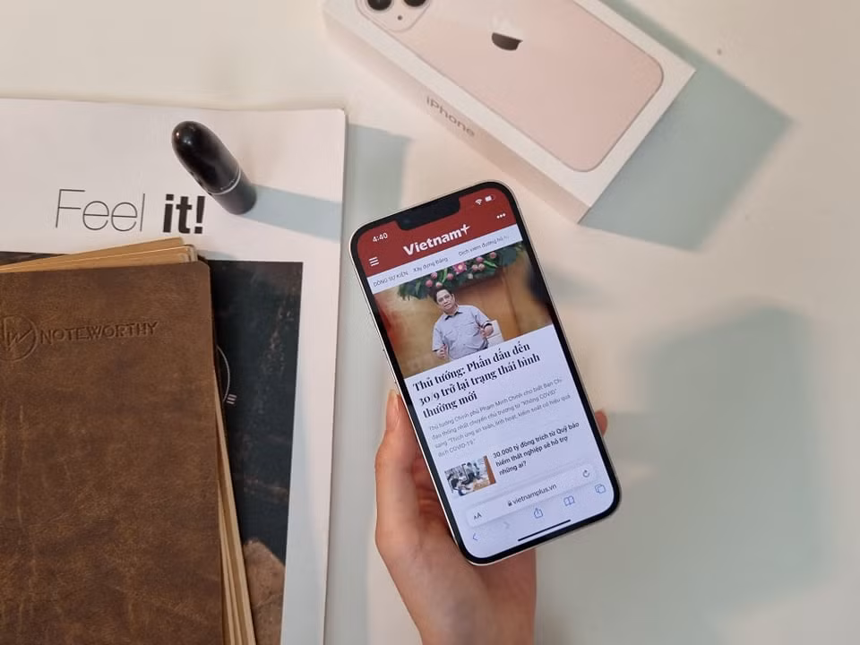 iPhone 13 Pro Max trang bị vi xử lý Apple A15 Bionic. Thời lượng pin theo như Apple công bố cũng nhỉnh hơn so với iPhone 12 Pro Max 2,5 giờ. (Ảnh: PV/Vietnam+)