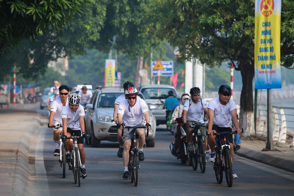 Ông cũng là người rất tích cực trong các hoạt động xã hội như đạp xe vì môi trường,…