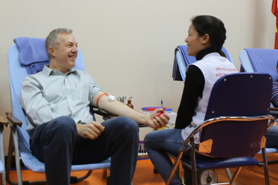 Ngài Osius cùng các nhân viên Đại sứ quán Hoa Kỳ tổ chức hiến máu và coi đây như một món quà Tết ý nghĩa dành cho người dân Việt Nam. 