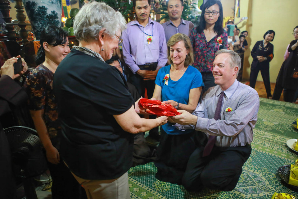 Ngài Ted Osius cùng chị gái đã dâng trà thể hiện lòng biết ơn với đấng sinh thành của mình. 