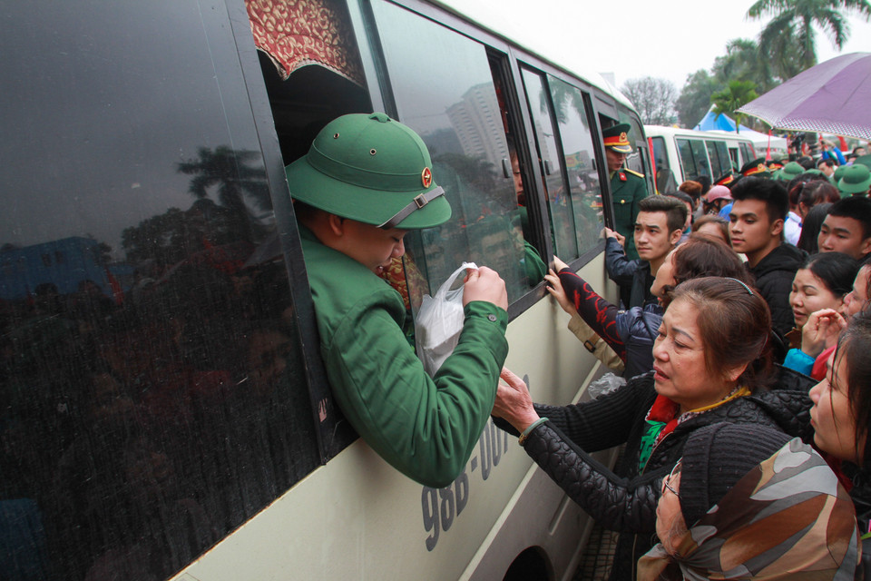 Những nắm xôi ân cần chuyển vội cho người cháu của mình. (Ảnh: Minh Sơn/Vietnam+)