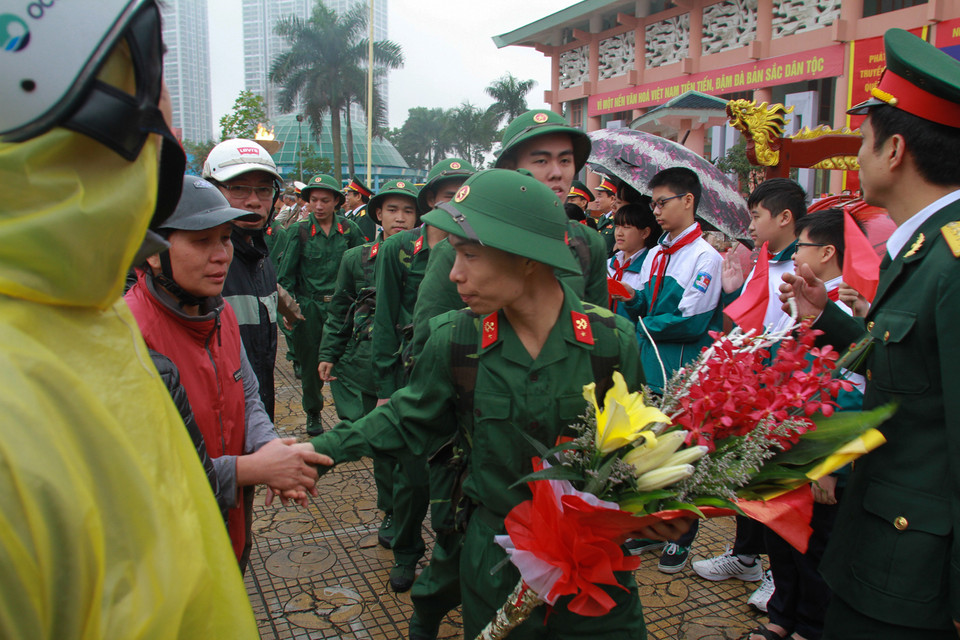 Những cái bắt tay vội vã. (Ảnh: Minh Sơn/Vietnam+)