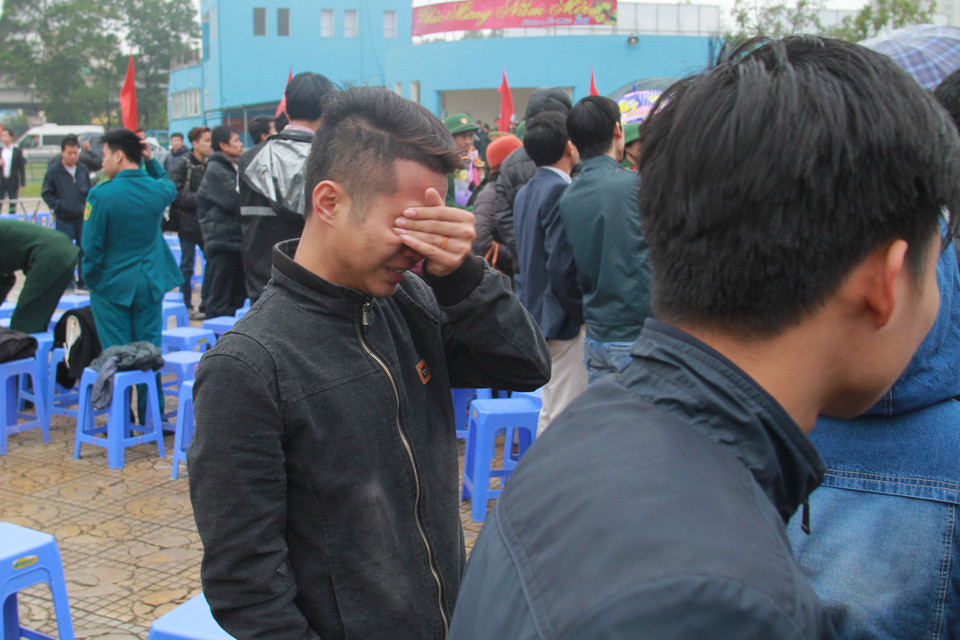 Nghẹn ngào trong buổi chia tay. (Ảnh: Minh Sơn/Vietnam+)