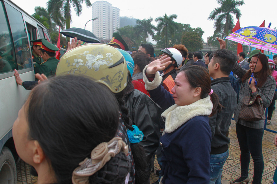 Nhiều người không khỏi bật khóc trước giờ xe chuyển bánh. (Ảnh: Minh Sơn/Vietnam+)