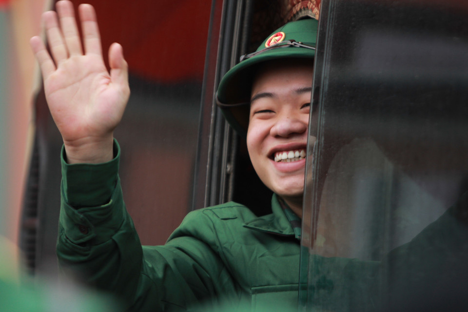 Trong số thanh niên trúng tuyển nghĩa vụ quân sự lần này, 49,6% có trình độ đại học, cao đẳng, trung học chuyên nghiệp; 762 thanh niên viết đơn tình nguyện; 13 đảng viên; 40 thanh niên thuộc dân tộc ít người; 74 công chức, viên chức…(Ảnh: Minh Sơn/Vietnam+)