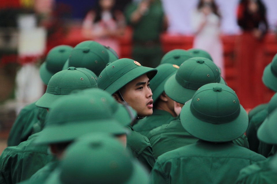 Nhiều tân binh tuổi còn 18 đôi mươi không tránh khỏi lo lắng trong ngày đầu giao quân. (Ảnh: Minh Sơn/Vietnam+)