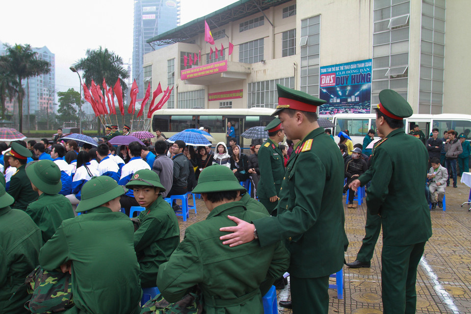 Động viên tân binh trước khi lên đường nhập ngũ. (Ảnh: Minh Sơn/Vietnam+)