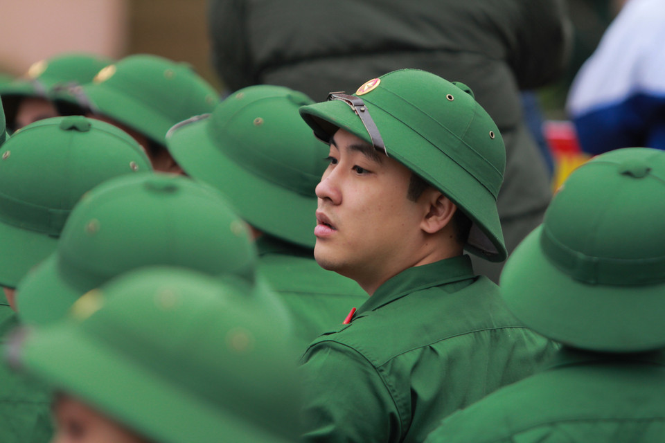 Luôn ngoảnh lại tìm kiếm người thân của mình. Nguyễn Tiến Hưng, sinh năm 1994, cho biết em hơi lo lắng vì lần đầu xa gia đình. (Ảnh: Minh Sơn/Vietnam+)