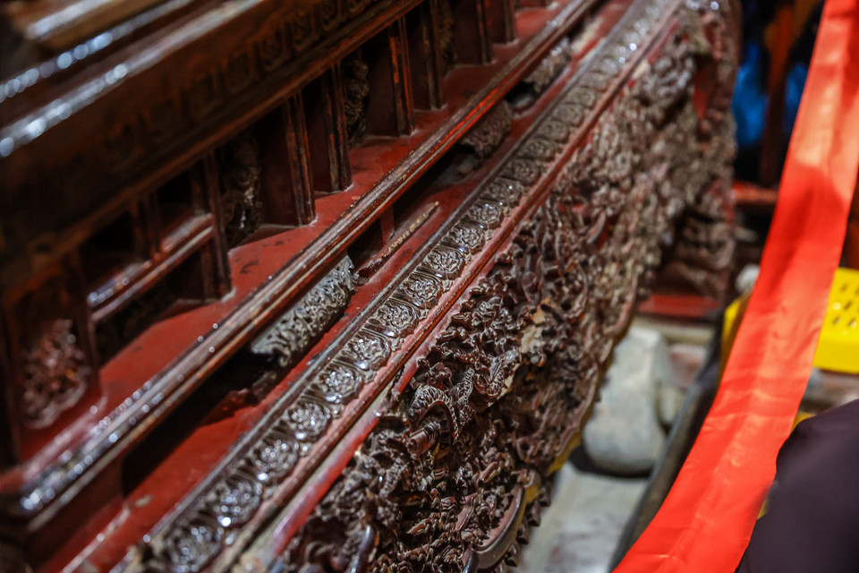 Hương án chùa Keo được xem là lớn nhất trong các hương án sơn son thếp vàng hiện biết cho tới nay đang có mặt tại các di tích thờ tự và tôn giáo tín ngưỡng ở nước ta. (Ảnh: Minh Sơn/Vietnam+)