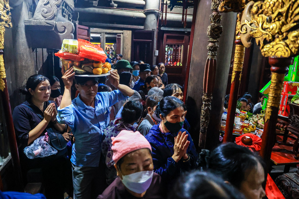 'Huyện có các phương án đã tiến hành phun khử khuẩn, xử lý chống mối mọt hương án chùa Keo đồng thời sau này sẽ báo cáo Sở Văn hóa, Thể thao, Du lịch tỉnh có phương án làm một phiên bản hương án khác để giới thiệu tới người dân. Bên cạnh đó, chúng tôi cũng liên hệ với bảo tàng tỉnh Thái Bình để có phương án bảo quản sao cho khoa học và bền vững nhất,' ông Trung cho hay. (Ảnh: Minh Sơn/Vietnam+)