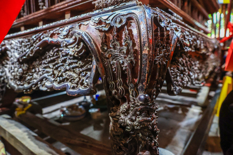 So với giai đoạn trước, hương án từ chất liệu gỗ sơn son thếp vàng hoa văn trang trí dày đặc hơn, uyển chuyển hơn và màu sắc tỏa sáng hơn. (Ảnh: Minh Sơn/Vietnam+)