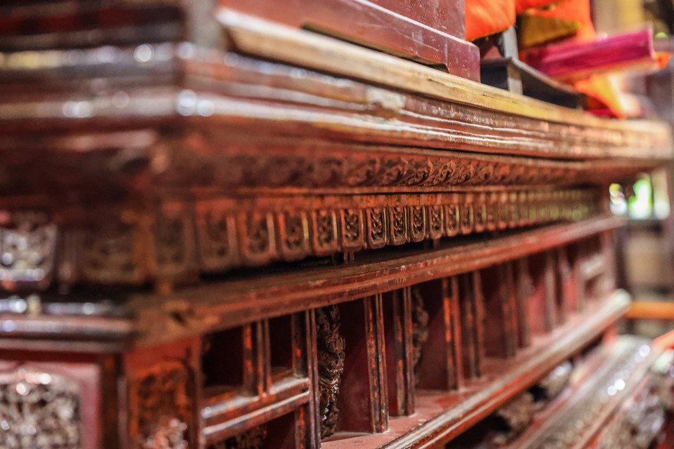 Hương án của người Việt đã có từ thời Lý - Trần và Lê sơ - Mạc nhưng tất cả đều được làm từ chất liệu đá và đất nung. Hương án bằng gỗ sơn son thếp vàng dường như là sản phẩm chỉ bắt đầu có từ thời Lê Trung Hưng, tạo nên một dấu mốc cho bước chuyển từ chất liệu đất nung và đá sang chất liệu gỗ sơn son thếp vàng. (Ảnh: Minh Sơn/Vietnam+)