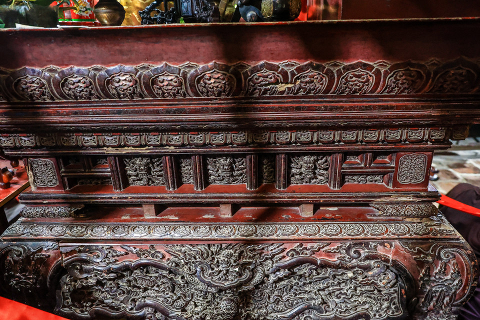Hương án sở hữu những đường nét sắc sảo, trau chuốt, được bố cục chặt chẽ, vừa mang tính phóng khoáng vừa mang tính đăng đối, vừa thật vừa ảo tạo nên tầng tầng lớp lớp hoa văn, tôn lên từng chi tiết cùng với màu sắc của kỹ thuật sơn thếp tạo nên sự sang trọng và tôn nghiêm nơi thờ tự. (Ảnh: Minh Sơn/Vietnam+)