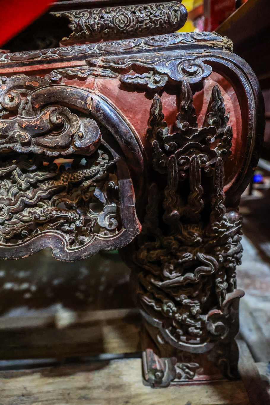 Đối với chân hương án, tổng thể tạo hình dễ dàng nhận thấy có sự kết hợp, tiếp nối uyển chuyển giữa các bộ phận với nhau, hoa văn mây lửa và nước bám theo chiều dọc của chân hương án rồi lan vào bên trong, leo sang diềm ngang của dạ cá. Hoa văn được chạm khắc dày đặc đến mức ken chặt như không để hở một khoảng trống nào, qua đó phô diễn tài năng điêu khắc, sự sáng tạo và tính thẩm mỹ của nghệ nhân xưa. (Ảnh: Minh Sơn/Vietnam+)