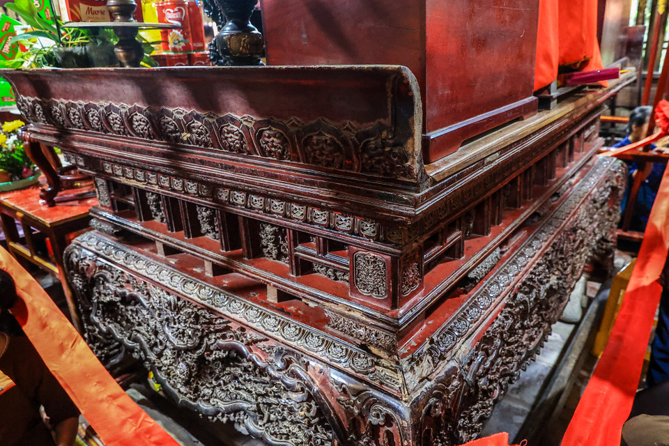 Hương án chùa Keo có chất liệu gỗ sơn son thếp vàng, dài 227cm, rộng 156cm, cao 153cm. Hương án hình hộp chữ nhật dạng chân quỳ, dạ cá, được kết cấu 3 phần chính: mặt, thân và chân. (Ảnh: Minh Sơn/Vietnam+)