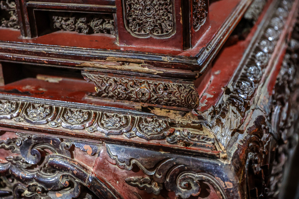 Có 3 điểm tạo nên hình thức độc đáo của hương án chùa Keo, đó là kích thước lớn, hoa văn trang trí dày đặc và hệ thống bánh xe được lắp ở chân. Điều này chứng tỏ đến thời Lê Trung Hưng, thế kỷ XVII, vị trí và chức năng của hương án luôn có sự thay đổi, không nhất thiết phải cố định trong bất cứ một không gian thờ tự nào. (Ảnh: Minh Sơn/Vietnam+)