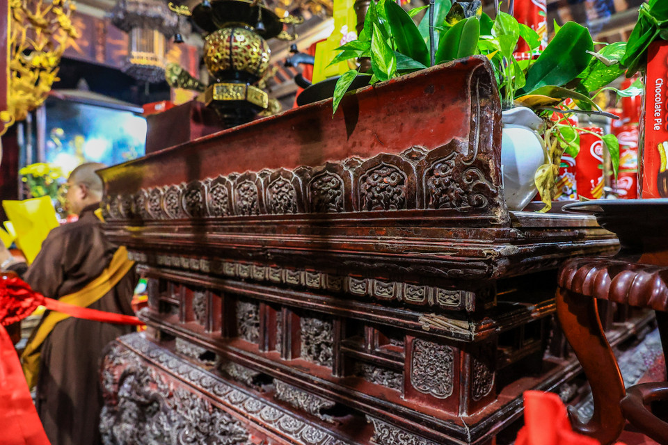 Đặc biệt, ở hai cạnh hồi được gắn thêm hai cánh gỗ có xu hướng mở rộng và vươn ra phía ngoài. Mặt ngoài mỗi cánh gỗ này, một nửa phía trên để trơn, nửa dưới được chạm khắc những cánh sen ngửa xếp chồng, đan xen nhau, trong lòng cánh sen có các hình vân xoắn cách điệu; mỗi bên cánh gỗ có 13 cánh sen, chồng xếp nhau. (Ảnh: Minh Sơn/Vietnam+)