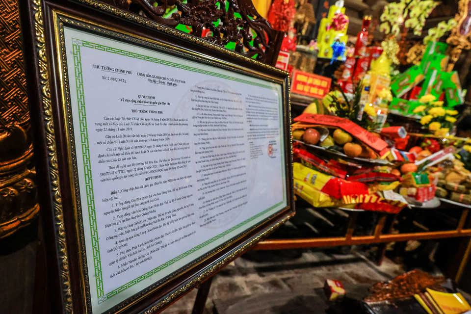 Hương án (hay Nhang án, Bàn thờ) là đồ dùng thờ cúng, có chức năng đặt bát hương và bày đồ thờ. Hương án có ý nghĩa chuyển tải thông điệp, ước vọng của con người tới thần linh. (Ảnh: Minh Sơn/Vietnam+)