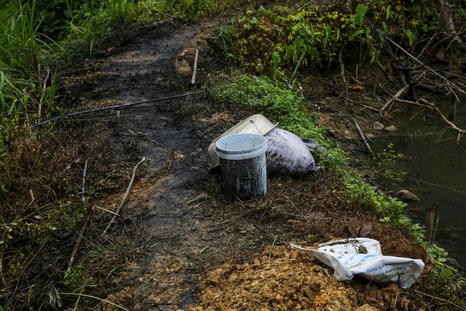 Dấu vết còn lại là những lớp dầu bám chặt trên mặt đường, cỏ cây. (Ảnh: PV/Vietnam+)