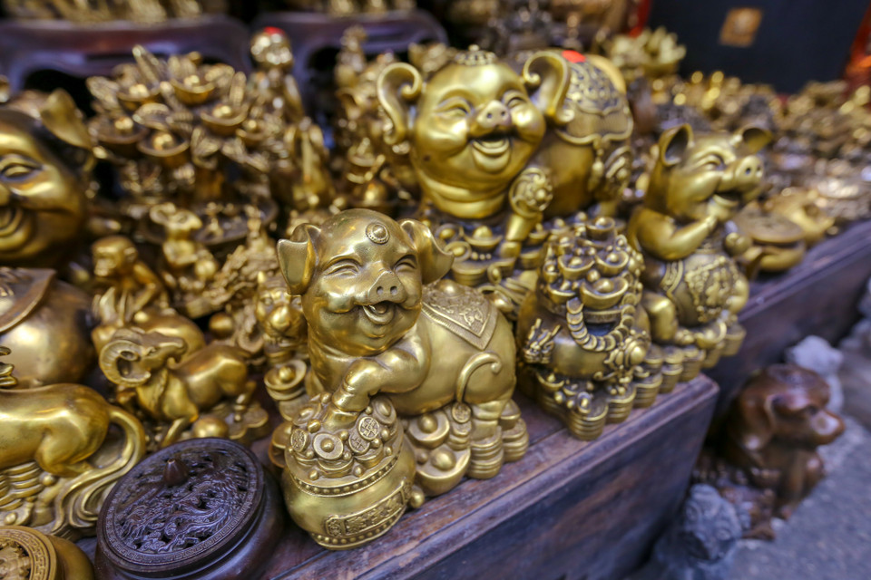 Những mô hình heo giống cũng được bày bán tại phiên chợ này để chào đón một năm mới Kỷ Hợi. (Ảnh: Minh Sơn/Vietnam+)