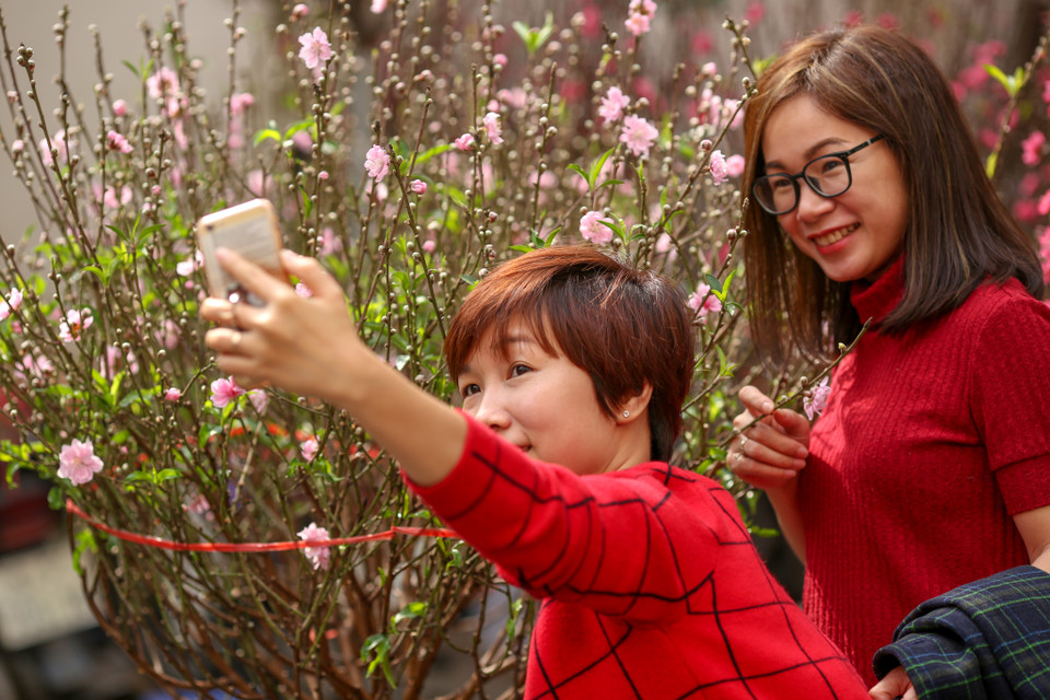 Người dân Hà Nội đến chơi ở chợ, không vội vàng, hối hả, không bon chen, xô lấn,... (Ảnh: Minh Sơn/Vietnam+)