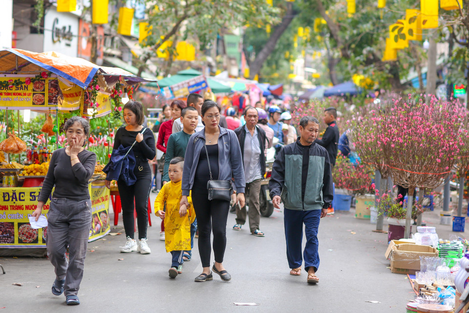 Tuy vậy, không ít các thế hệ người Hà Nội vẫn tìm về đây, vào những ngày cuối cùng của năm. Giữa những hối hả, tấp nập là khoảng lặng, sự bình yên rất riêng mà không phải nơi nào cũng có. (Ảnh: Minh Sơn/Vietnam+)